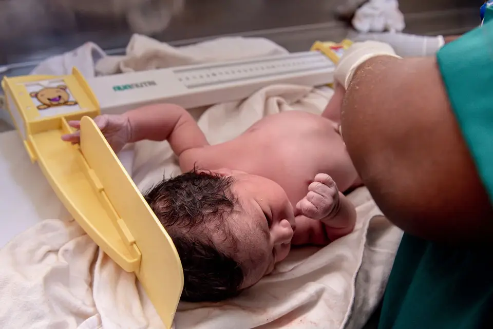 Báscula de bebé: para qué sirve realmente en casa