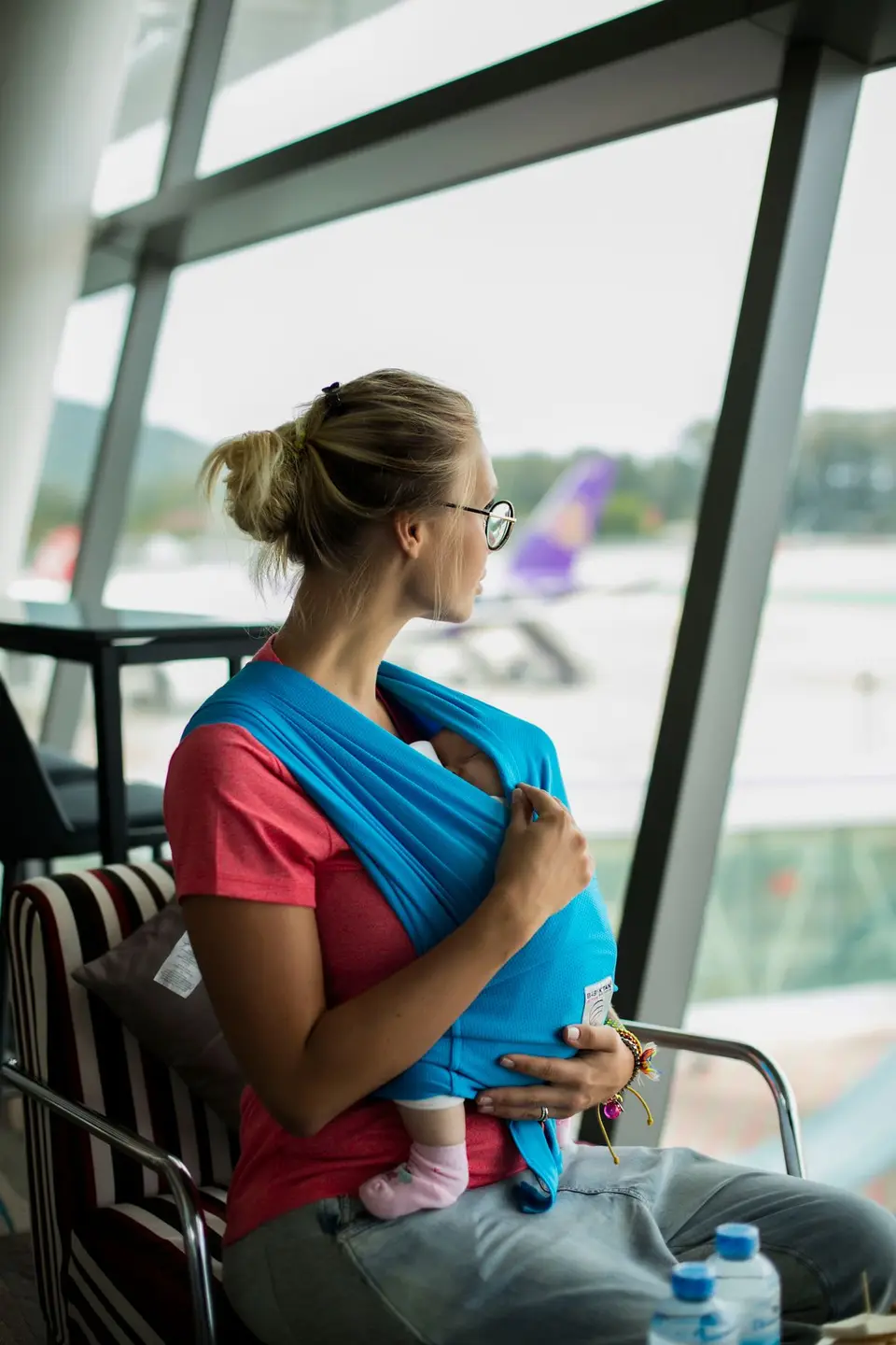 Qué necesitas para viajar con un bebé: checklist 2026
