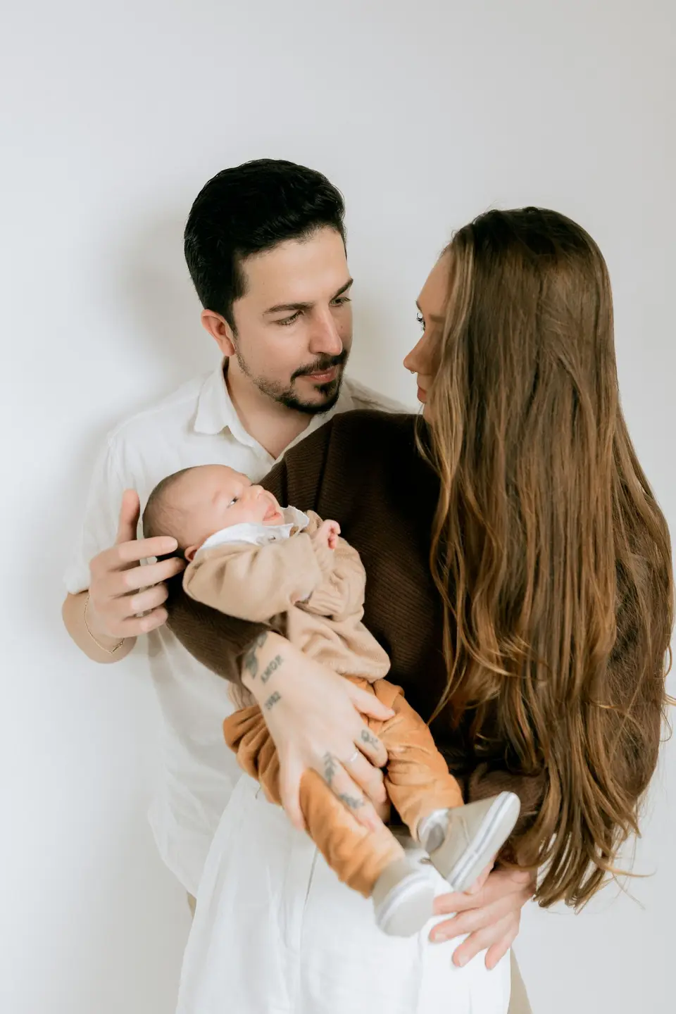 Padres con su bebé en casa
